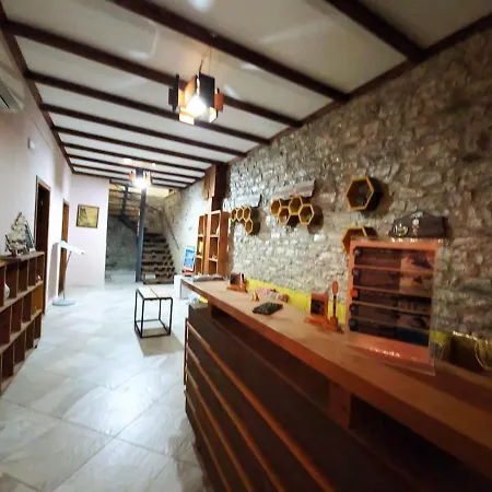 Vandrarhem And Hani I Fisnikut Gjirokastër