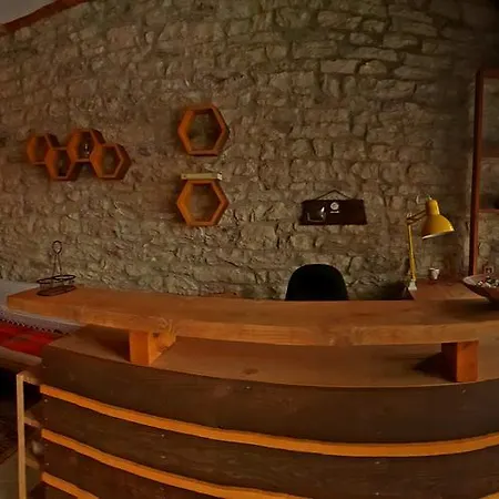 Vandrarhem And Hani I Fisnikut Gjirokastër