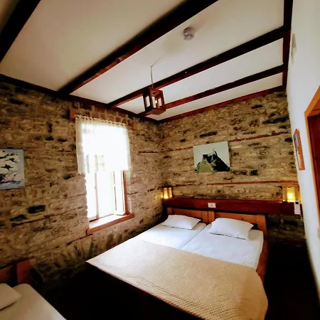Vandrarhem And Hani I Fisnikut Gjirokastër